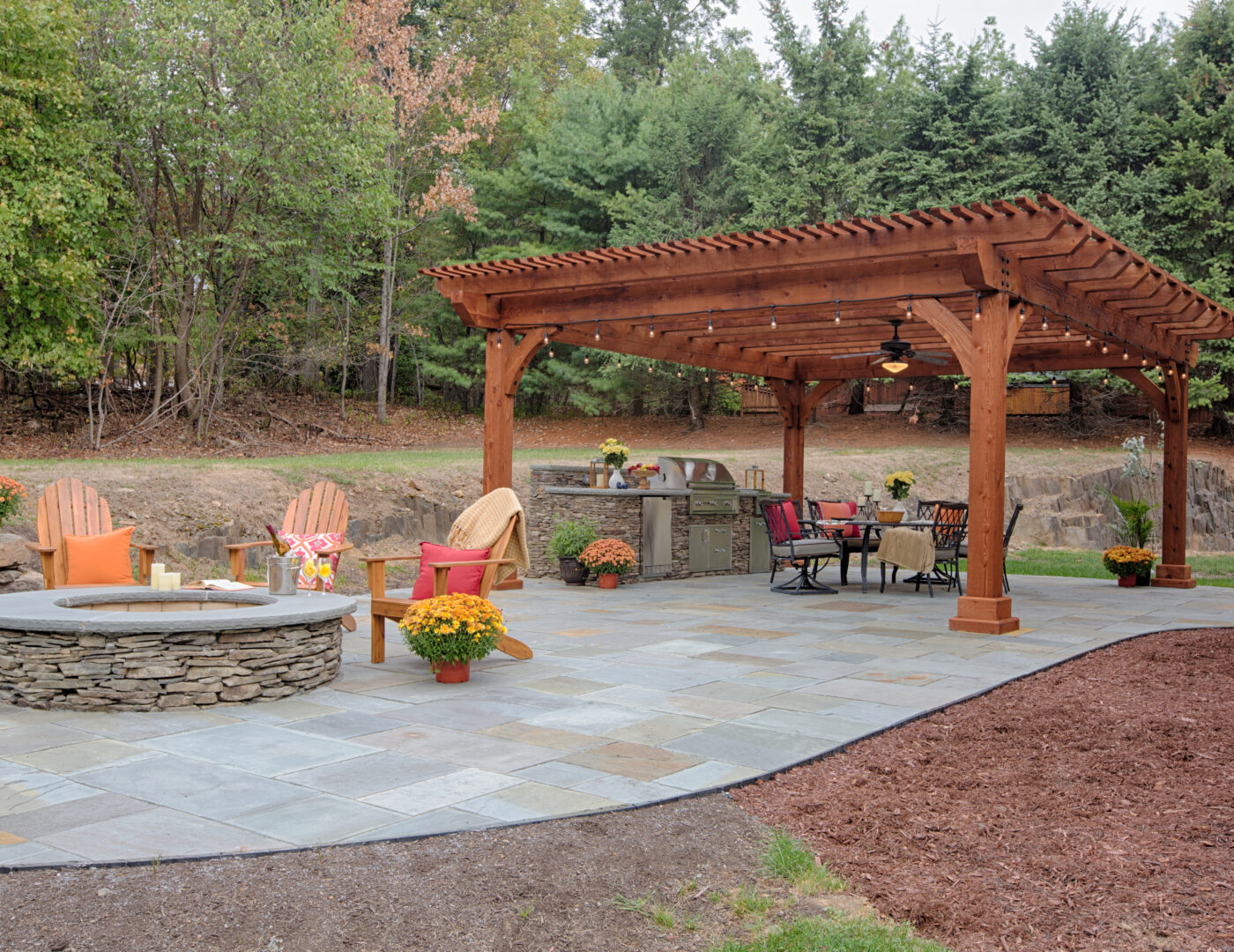kingston pergola with canyon browns stain over an outdoor kitchen